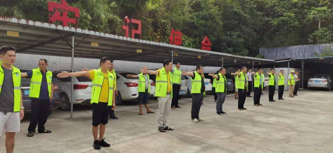 陈锦富警官为各村劝导员培训交通劝导知识和交通指挥手势