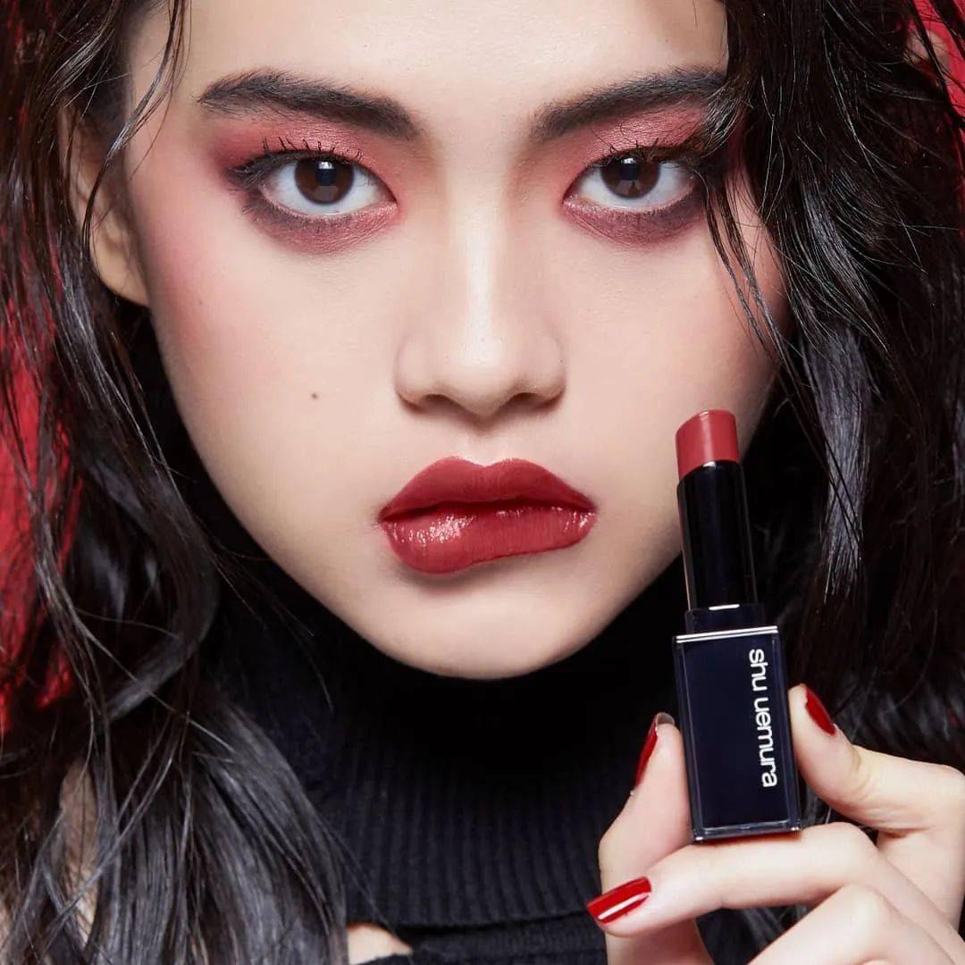 肉桂|玫瑰色口红out了？现在流行的是肉桂姨妈色