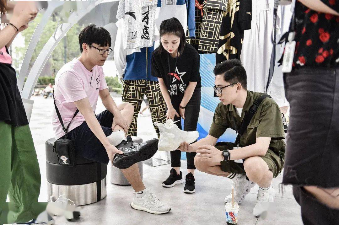 魔都|「安踏星空间」快闪店亮相上海港汇恒隆广场,魔都潮人们速去GET时髦穿衣经!