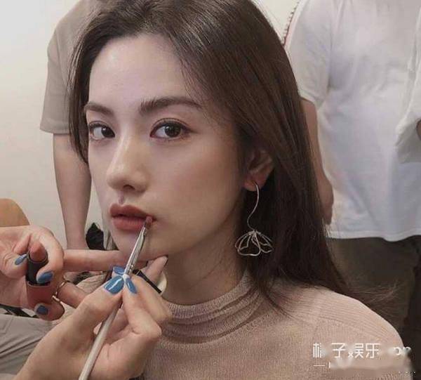 差异|虽然承认整容了，但这前后差异也太大了…