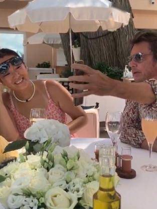 吊带|巩俐为老公庆72岁生日，穿吊带身材丰满有韵味，身上晒痕太真实