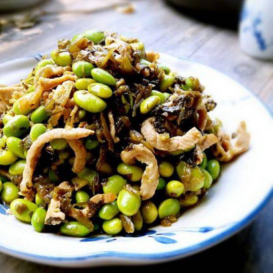 鸡蛋饼麻辣鸡丝凉拌苤蓝雪菜毛豆肉丝的做法