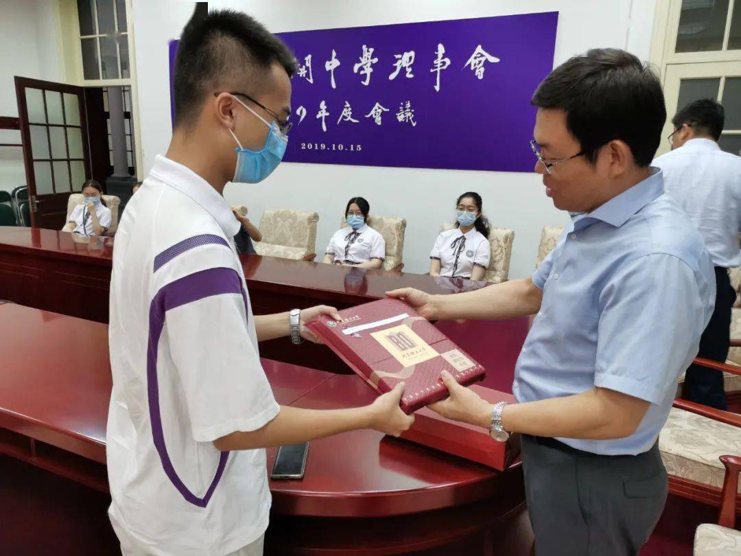通知书|为新生送去录取通知书这所985高校教授“变身”快递员