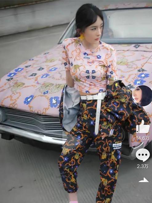 直播|杨幂代言造型被吐槽,像直播精神小妹儿,土到极致就是潮