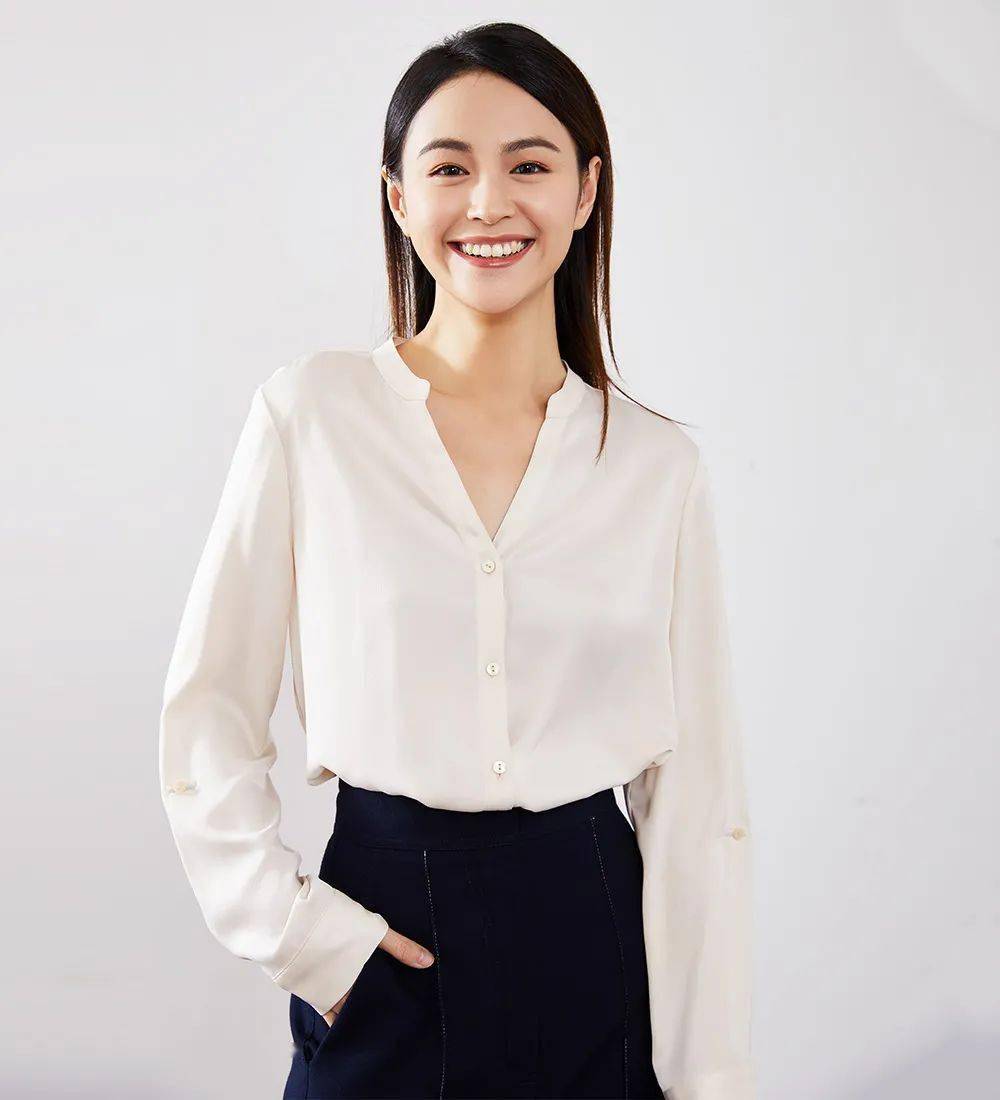 气色|自带“柔光灯”效果的衬衫，提亮气色，显瘦显脸小