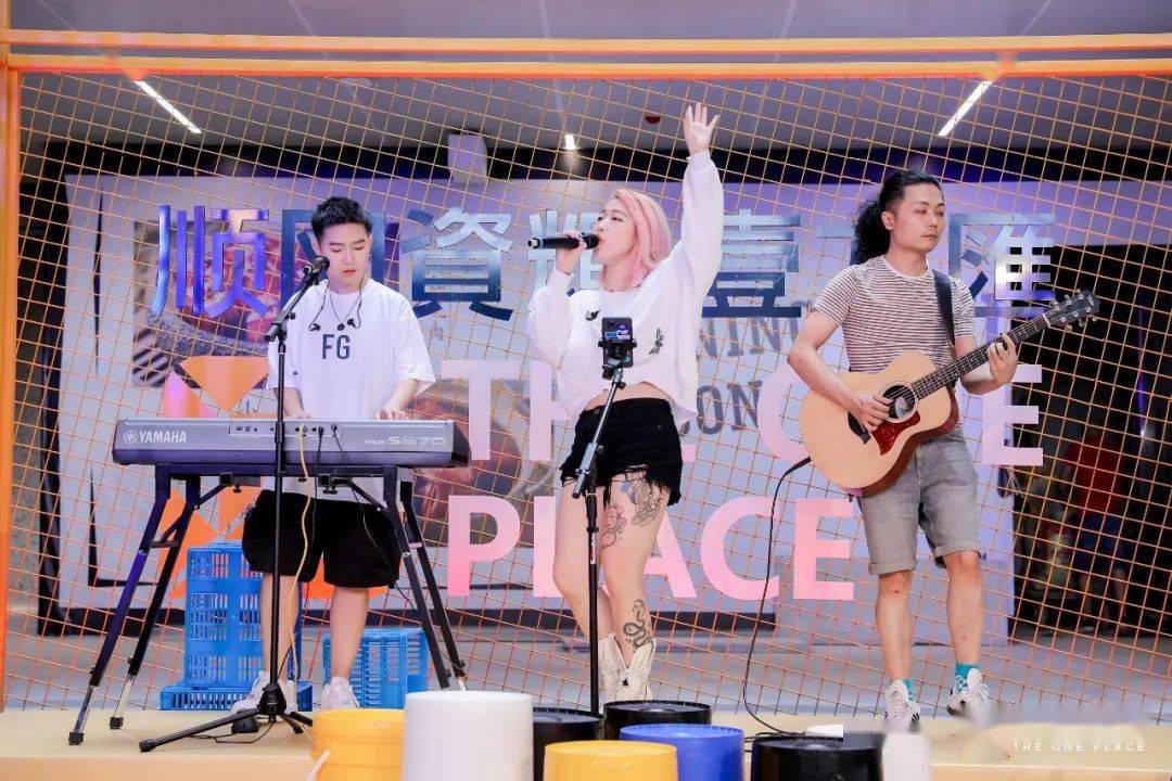 项目|【滚叔街拍】炎夏的炙热渐退，短裙的魅力依旧