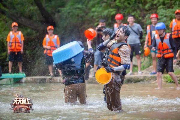 威龙|《天天向上》“江山”系列开启今晚10点谭松韵宋威龙张新成组团郊游