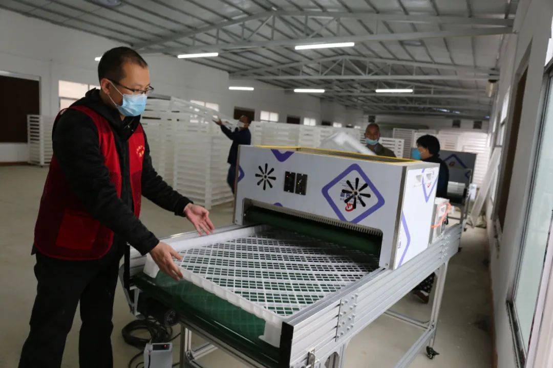 科技创新为脱贫攻坚添翼加速 ——忻城县农民科学养蚕