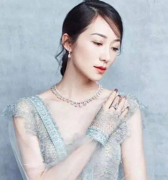 宝姐|宝姐：韩雪37岁还是被骂只能当“花瓶”？守着亿万珠宝，不红又怎样…