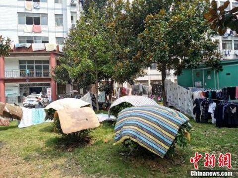 大学生|湖北襄阳：大学生返校忙晒被子