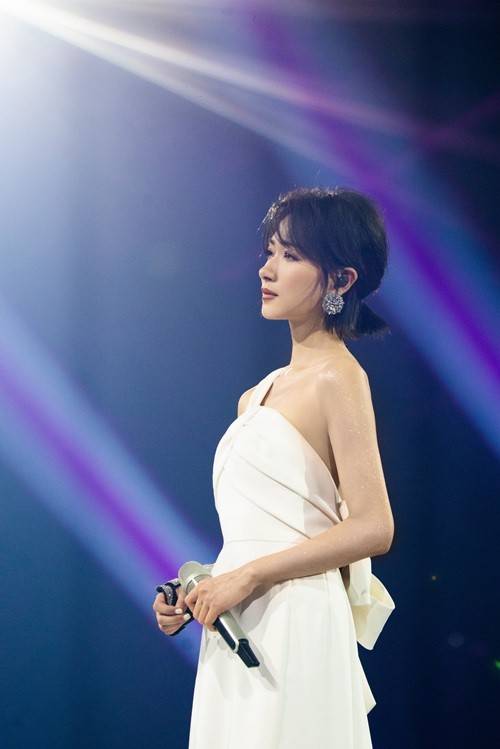 神经|“姐姐”万茜：手臂伤正在等神经恢复