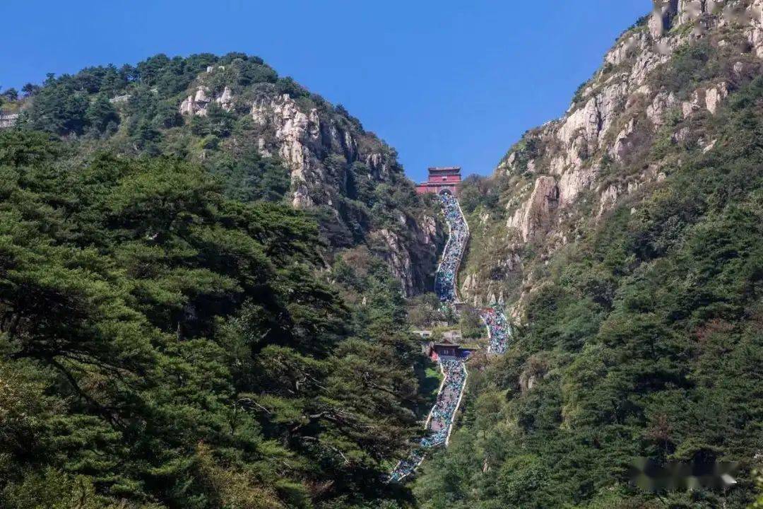 香炉峰年卡办理 29416d9b86664105be02f6dade79c98f.jpeg