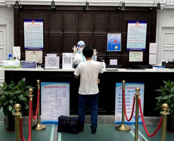 中国|日本记者在中国隔离14天 看医生高温天裹防护服抽血后这样感慨