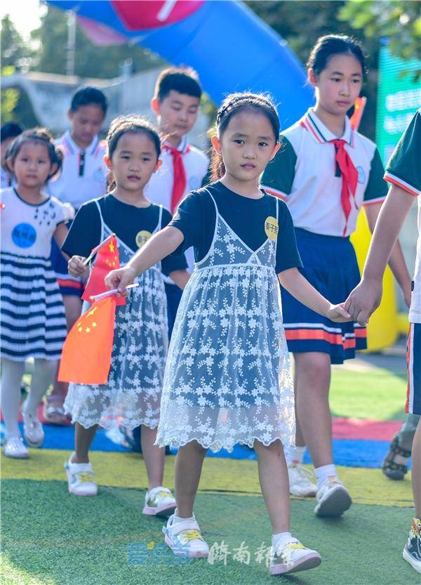 双胞胎|济南开学第一天，有学校来了6对双胞胎！你能分辨谁大谁小么？