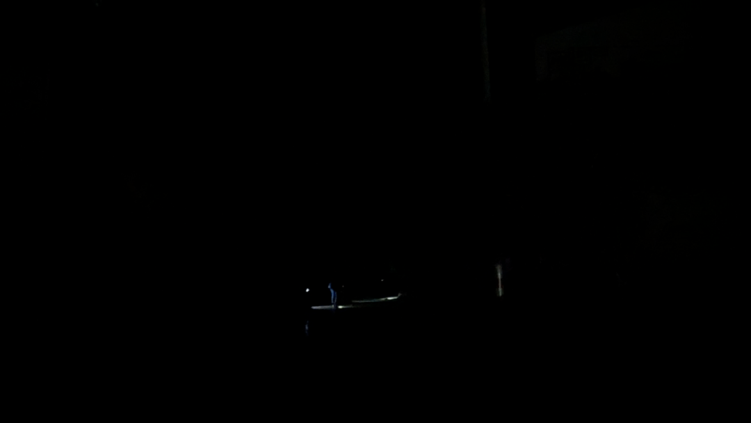 大雨滂沱的夜晚,桃龙居然有人打着电筒干这事