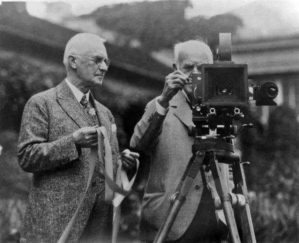 制药|140岁柯达，卖不出胶卷惨遭破产？竟靠跨界制药、卖衣服，重新复活！