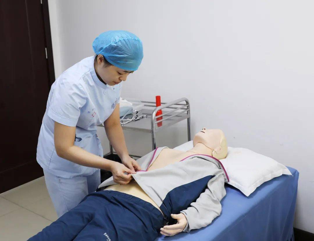 急救心肺复苏操作 c7fe79fbd2224d6a94c3e9ecdd87fae6.jpeg