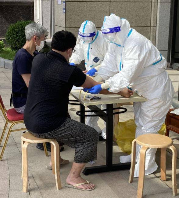 中国|日本记者在中国隔离14天 看医生高温天裹防护服抽血后这样感慨