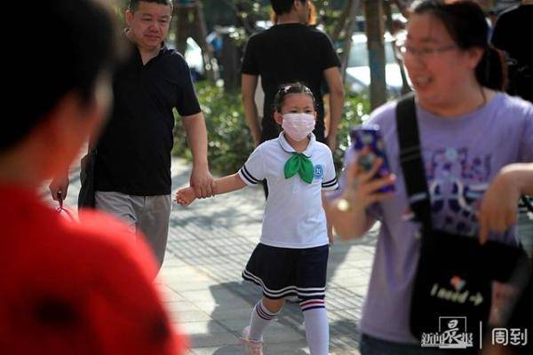 镜头|开学第一天的镜头里，满是牵手与叮嘱