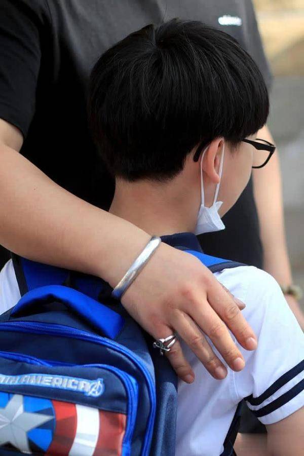 镜头|开学第一天的镜头里，满是牵手与叮嘱