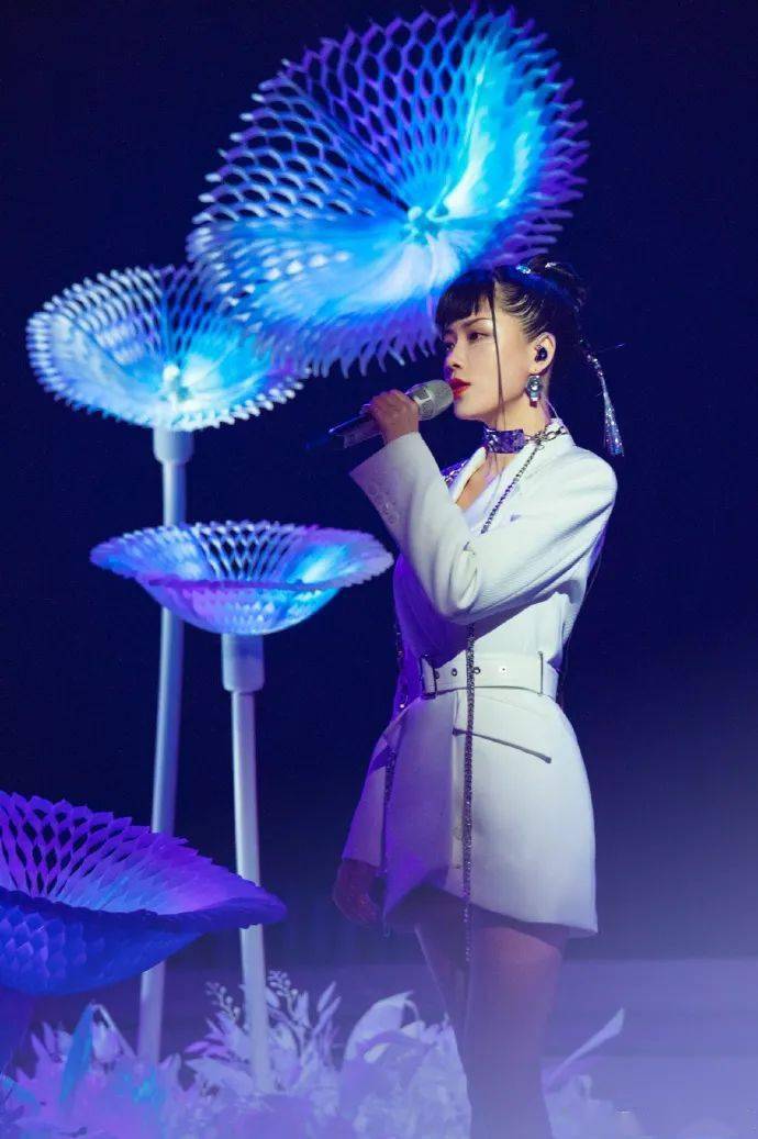 舞台|红人馆 | 出场费8000自掏一万做舞台,是AI女孩朱婧汐