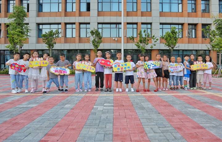 湖滨北路|开学首日，德州市湖滨北路小学来了12对双胞胎