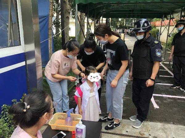 幼儿园|好委屈！开学第二天，这个奶萌奶萌的小女孩被送错幼儿园