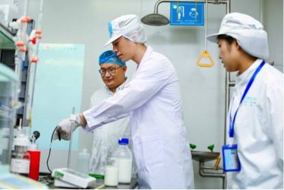 简爱|朱亚文任简爱“父爱配方”代言人！携消费者探访奶源地及工厂