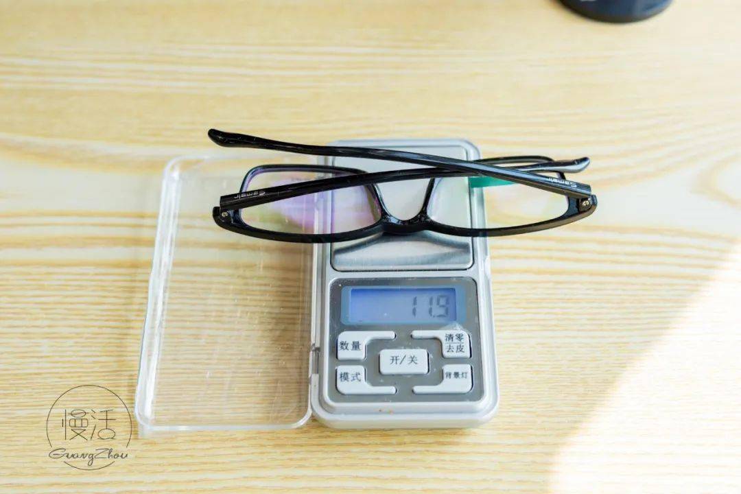 镜片|99元配防蓝光镜，告别“土黑框”和“啤酒瓶底”，高度近视应该这样挑眼镜！