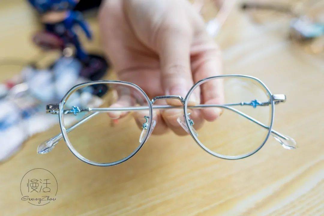 镜片|99元配防蓝光镜，告别“土黑框”和“啤酒瓶底”，高度近视应该这样挑眼镜！