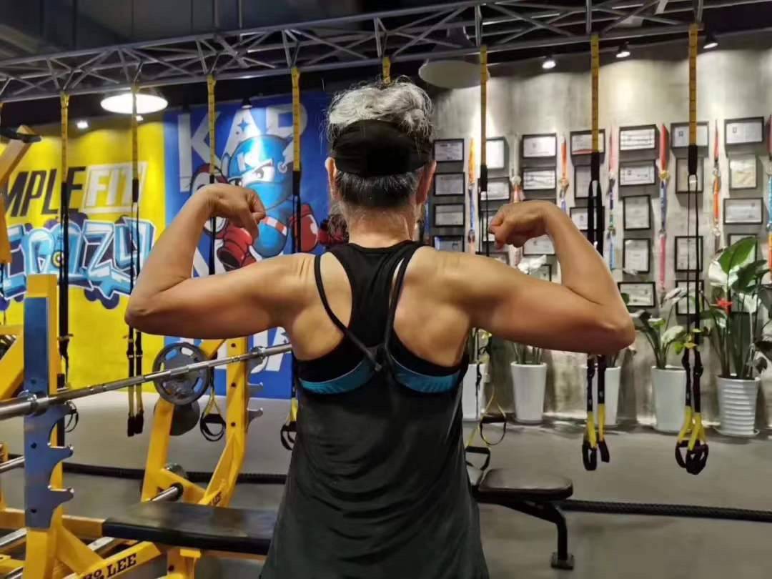 奶奶|对话70岁硬核奶奶:最近拉25磅加重片,能动一天就动一天