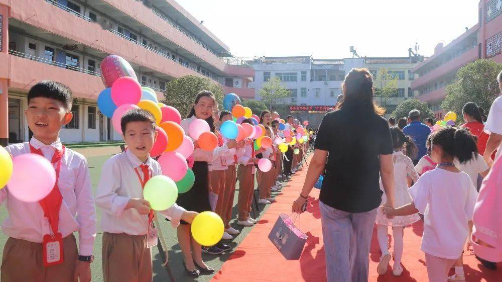 "开笔启智 和美童年"——洋县青年路小学隆重举行一年级新生入学礼