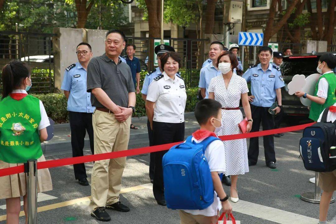 奉贤分局党委书记,局长唐丽娜,奉浦街道党工委副书记,办事处主任聂琦