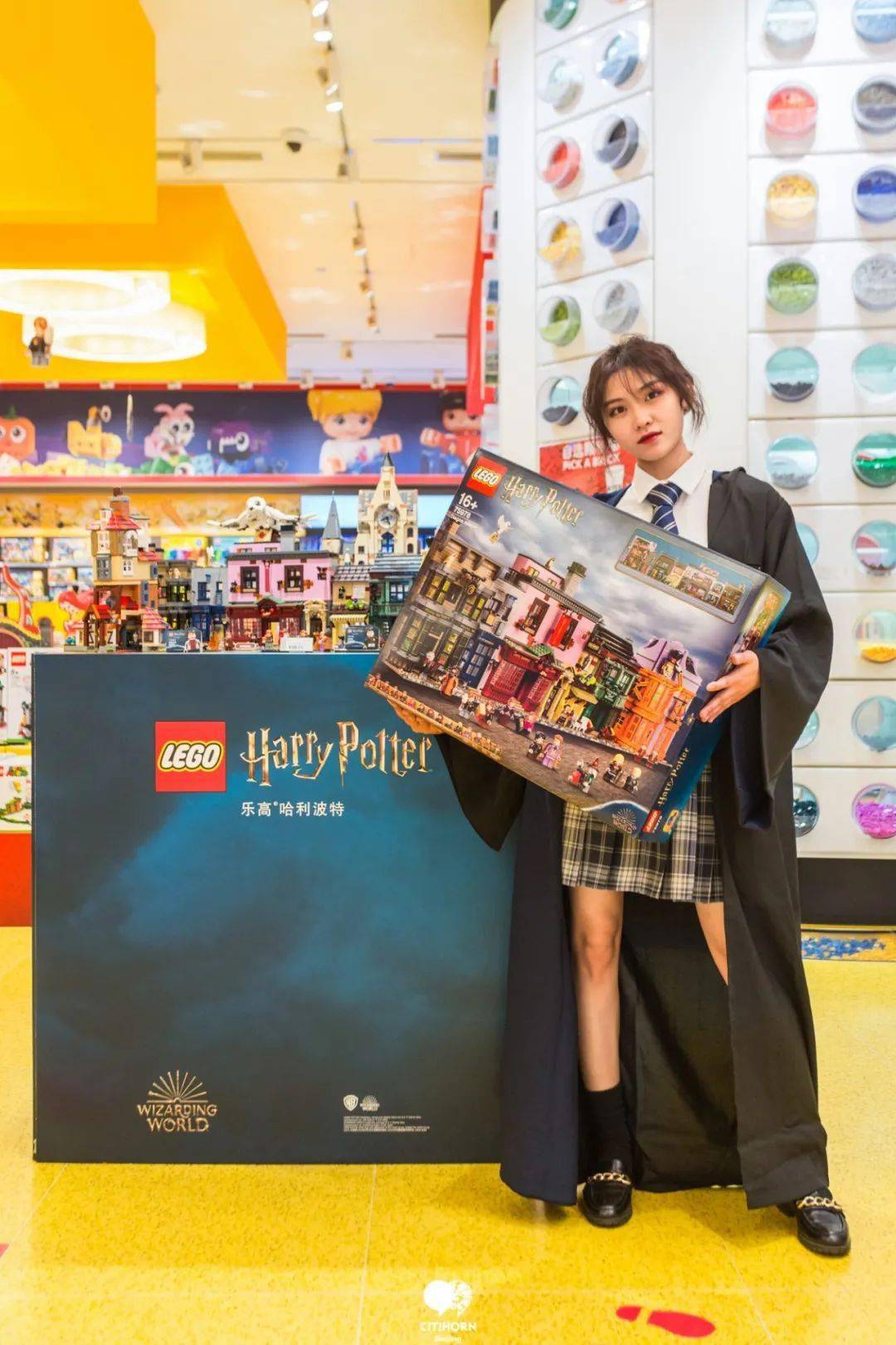 哈利波特|巫师们速来集合！乐高旗舰店要过生日啦，还把对角巷搬到了王府井！