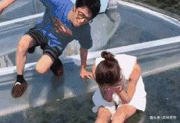 搞笑GIF:售票员问我你干什么去了,我说坐累了,下去溜达一下