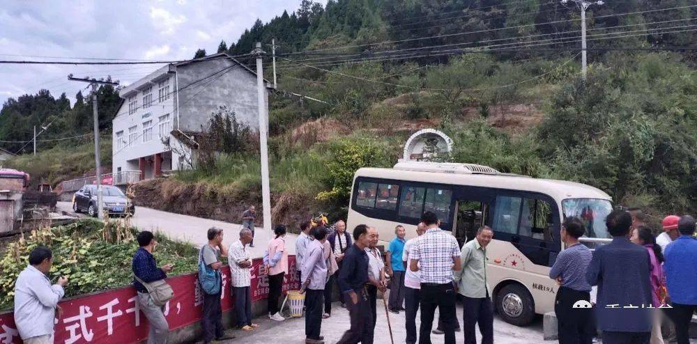 重庆忠县:班车开进小山村_白石镇