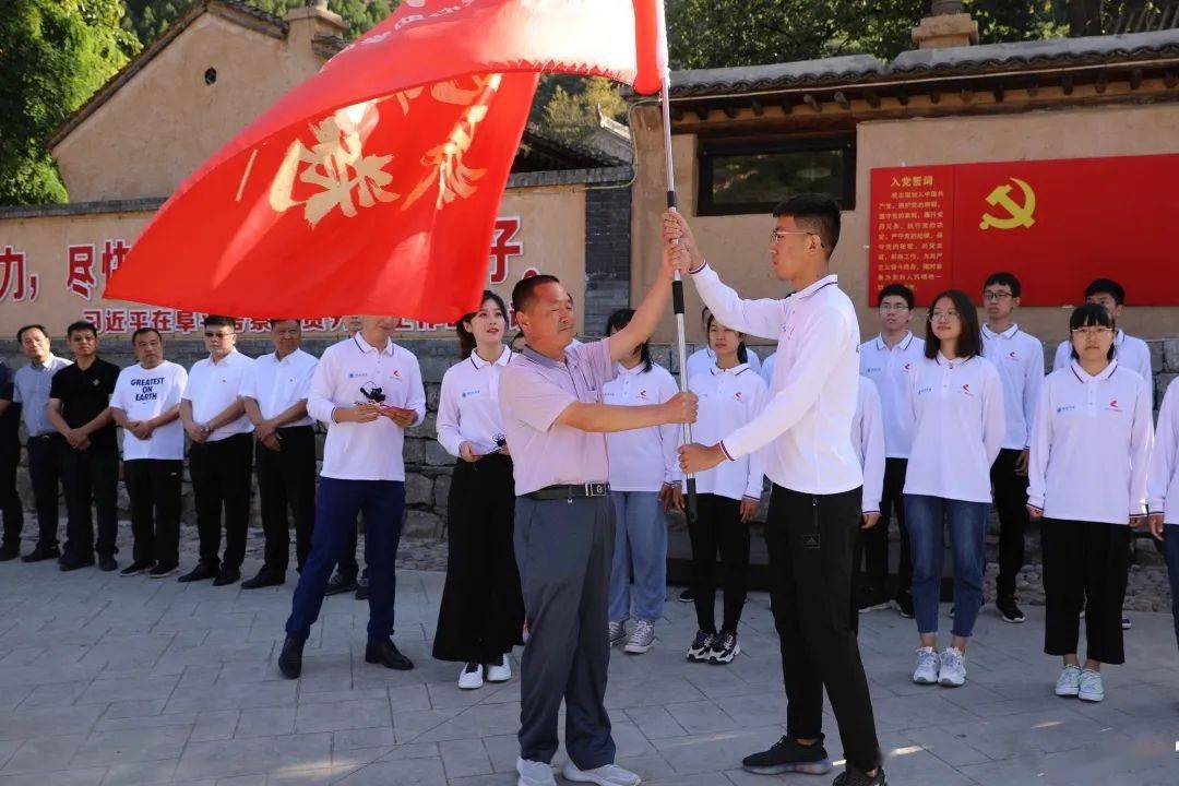 骆驼湾村党支部书记,村委会主任顾瑞利为学子授旗