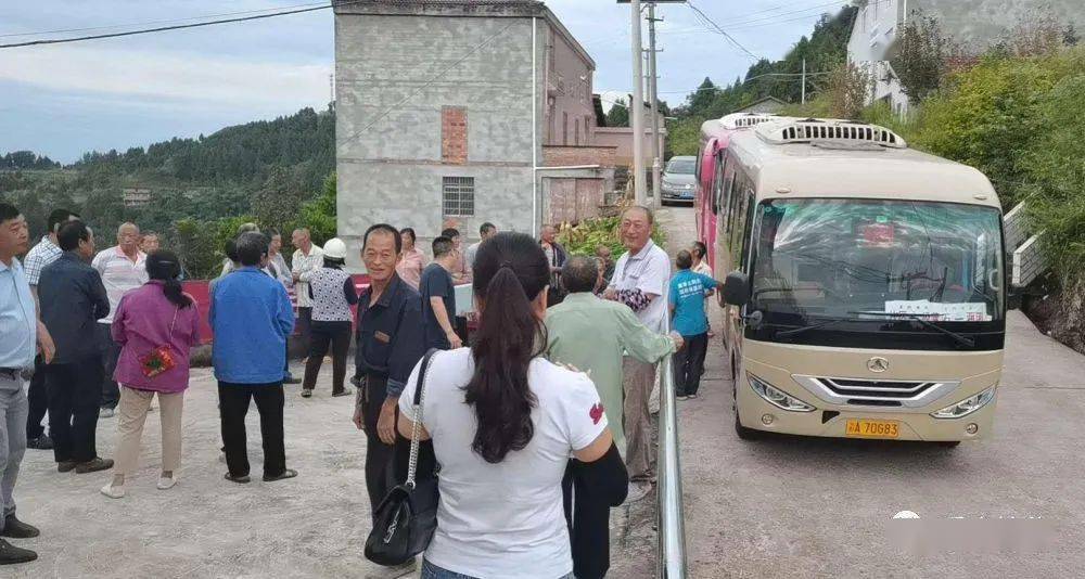 重庆忠县:班车开进小山村_白石镇