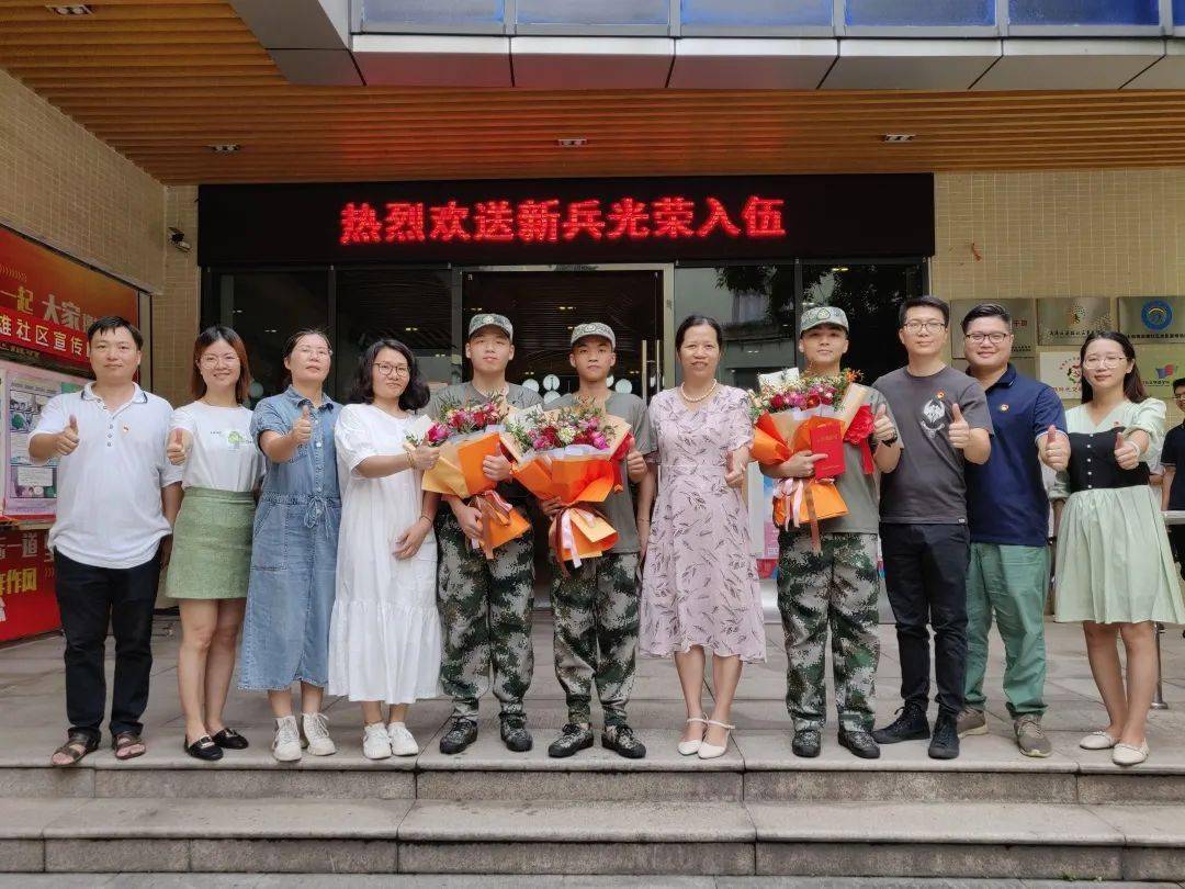 在送兵仪式上,沥雄社区党委书记,居委会主任谢彩华勉励新兵在部队中要