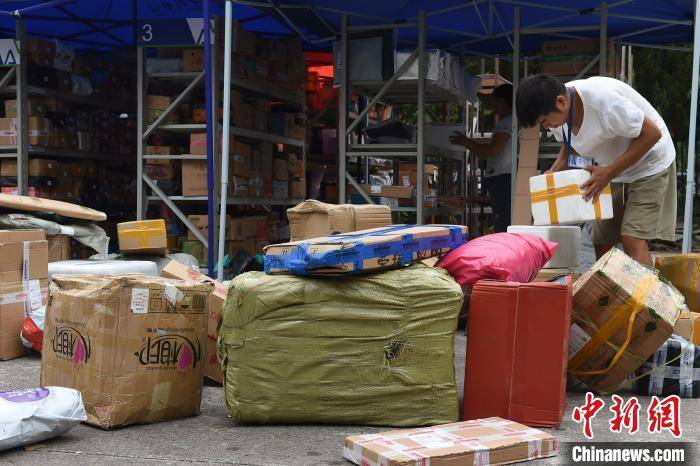 重庆大学快递“爆仓”包裹堆积如山