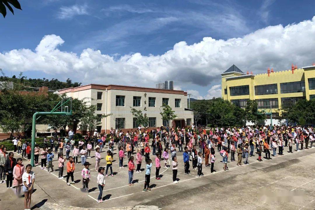 树堡乡地处会理县南端,树堡乡中心小学有学生284名,因家庭住地偏远