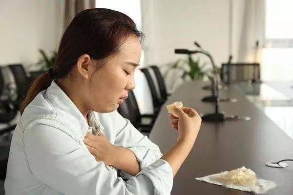 口苦是什么原因 怎么解决 e6d817d36bdb4dd2ba1ab43ea771e761.jpeg