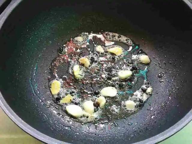 蒜苔|又香又下饭萝卜干蒜苔炒五花肉：咸香入味