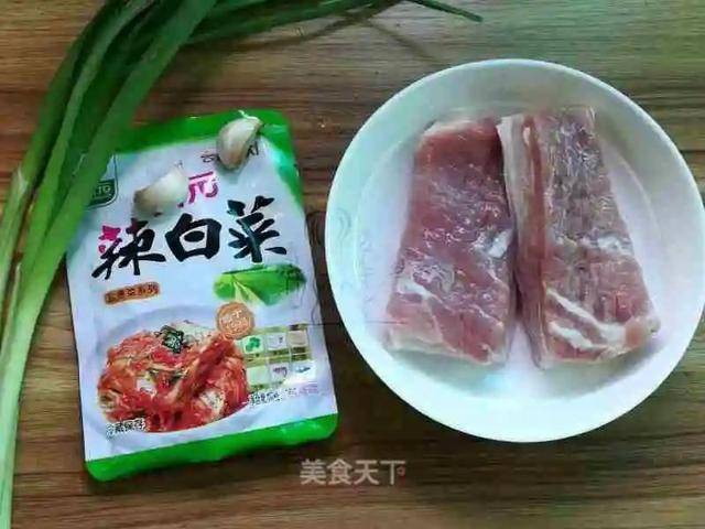 辣白菜|辣白菜炒五花肉：没胃口的小伙伴就整它