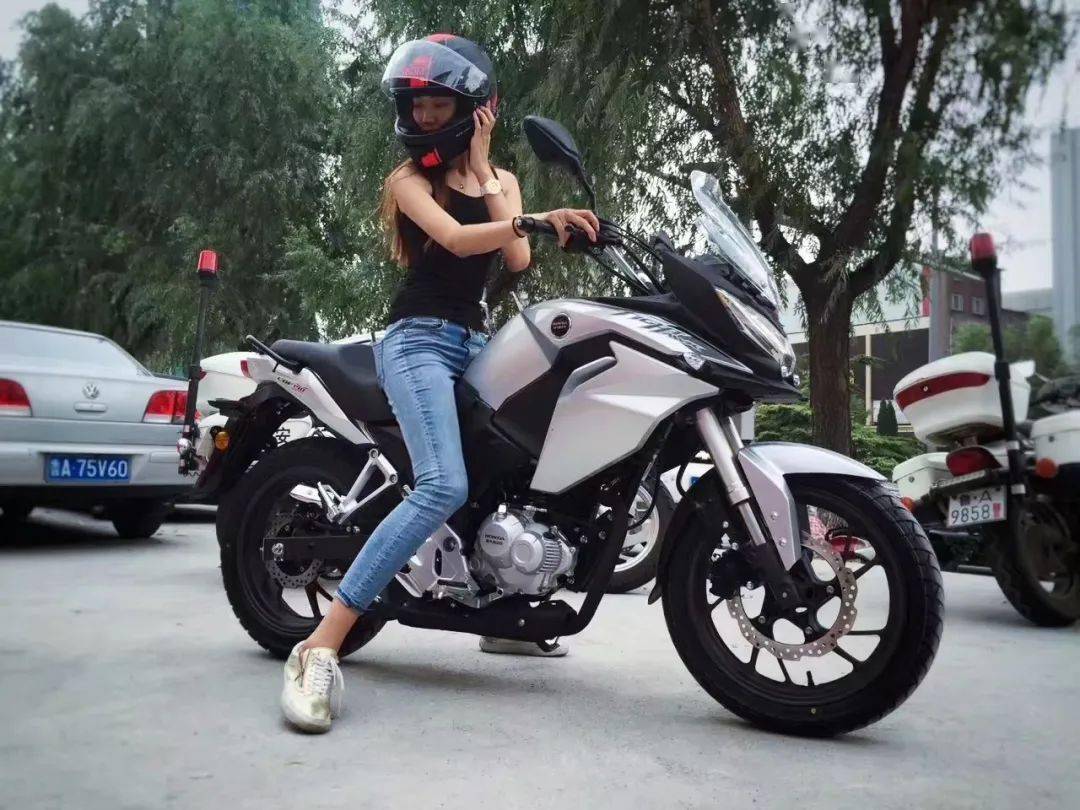 女生骑摩托车体验适合新手的摩托入门推荐