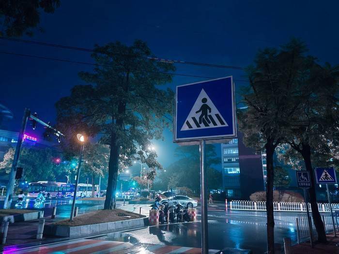 测评盘点|iQOO 5 Pro评测：手机里的赛车，出道直达巅峰！