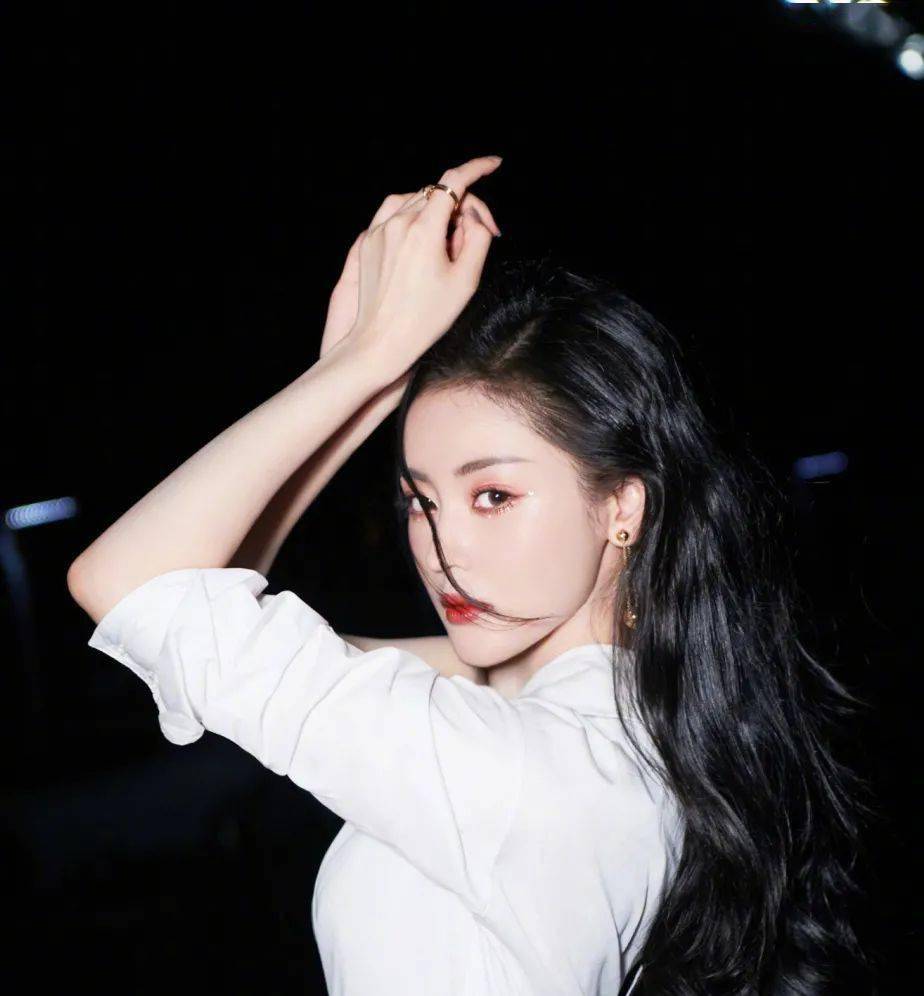 淡妆|卸掉大浓妆的吉娜真不一样，清新素颜圈粉不断！