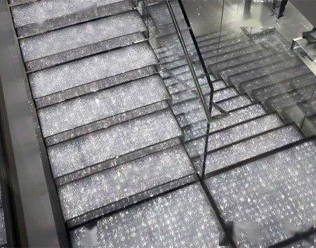 水晶|把玻璃卖成奢侈品，它给全世界女生一个廉价美梦