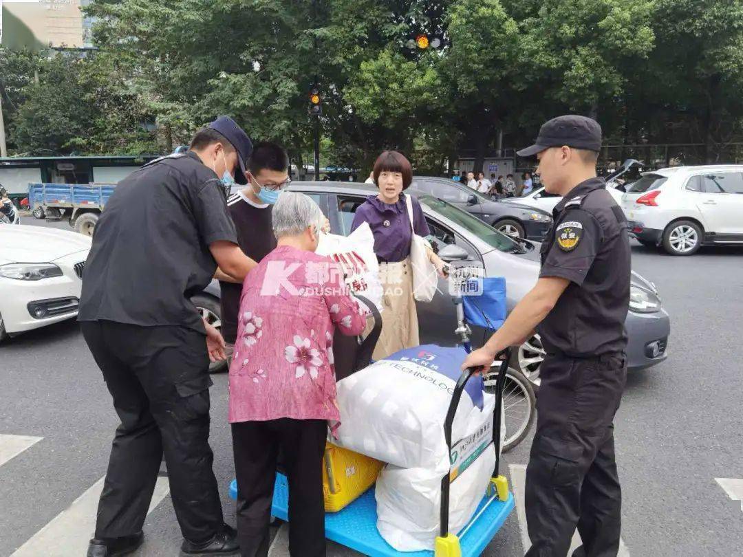 杭州|家长全部止步在校门口昨天浙大4000多名新生报到！这一次真的是目送