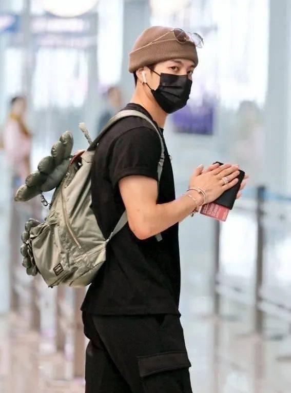 造型|最烂大街的男生双肩包你中招了吗？